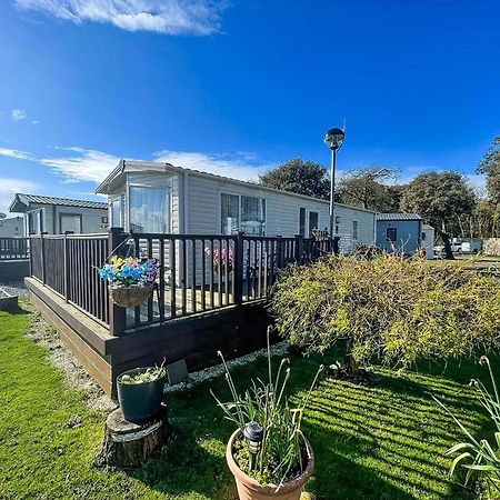 Brilliant Caravan With A Partial Sea View In Suffolk Ref 32026Az Lowestoft Exteriör bild