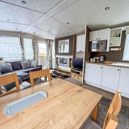 Brilliant Caravan With A Partial Sea View In Suffolk Ref 32026Az Lowestoft Exteriör bild
