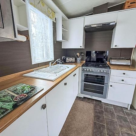 Brilliant Caravan With A Partial Sea View In Suffolk Ref 32026Az Lowestoft Exteriör bild