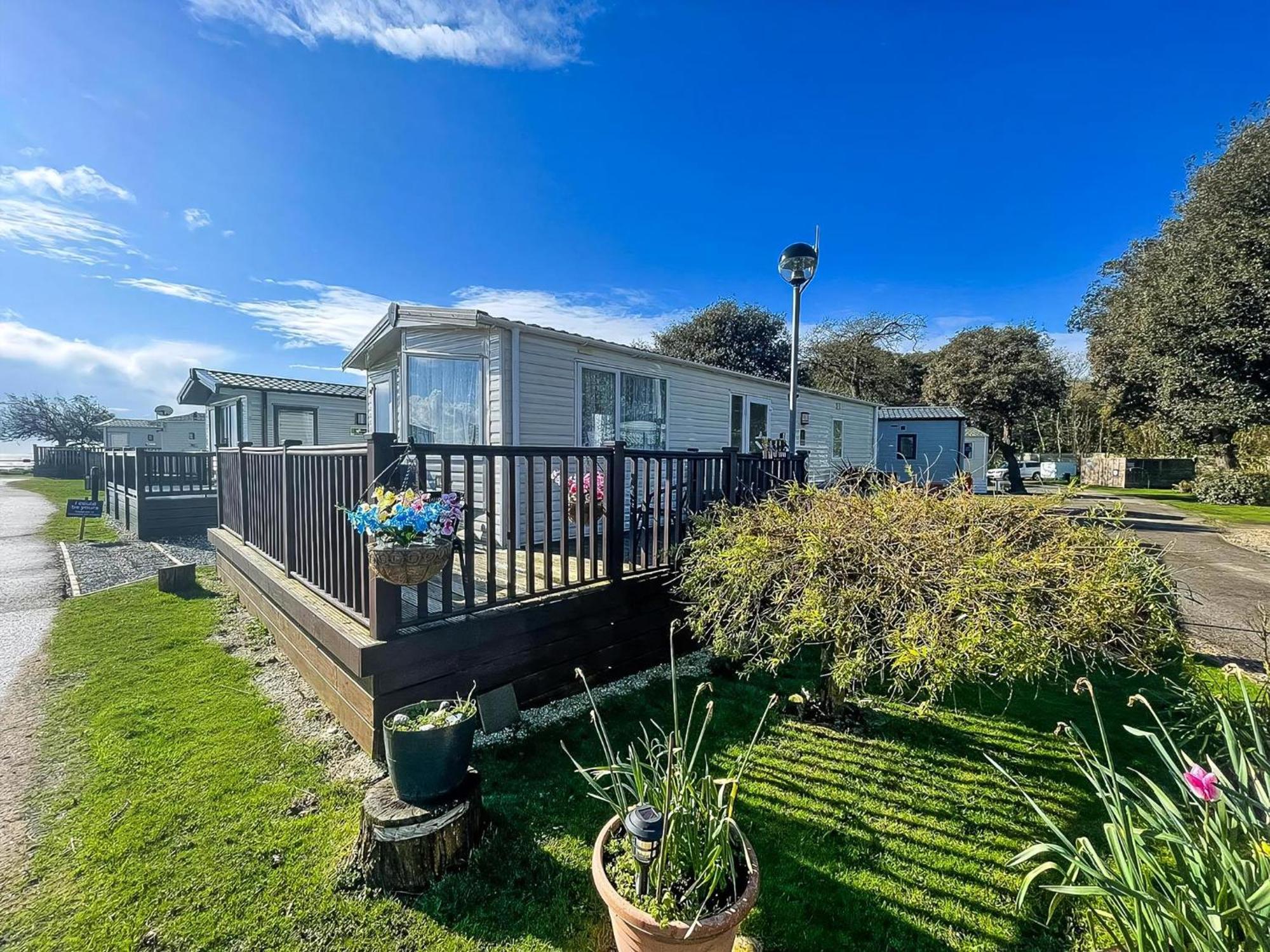 Brilliant Caravan With A Partial Sea View In Suffolk Ref 32026Az Lowestoft Exteriör bild