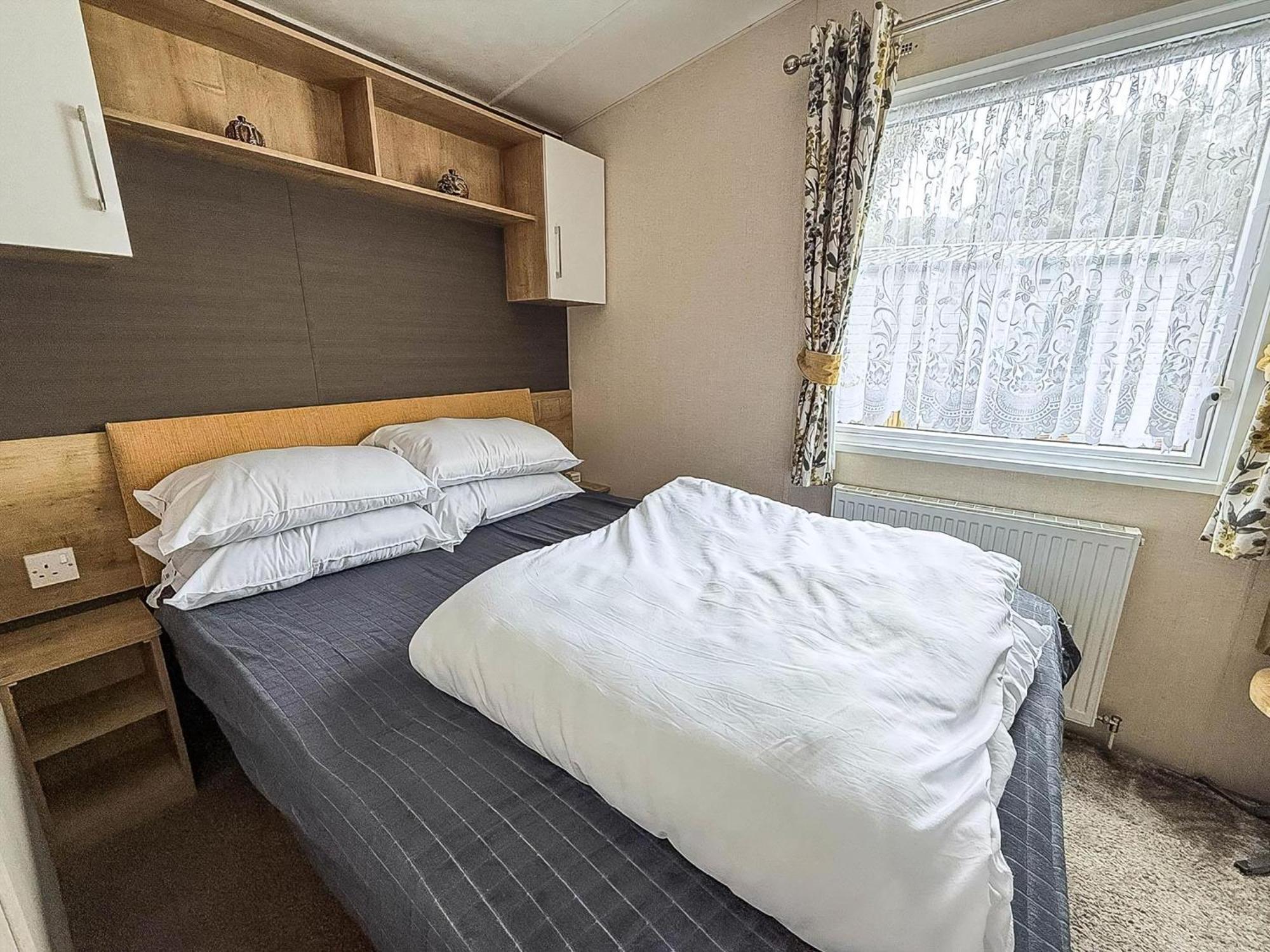 Brilliant Caravan With A Partial Sea View In Suffolk Ref 32026Az Lowestoft Exteriör bild