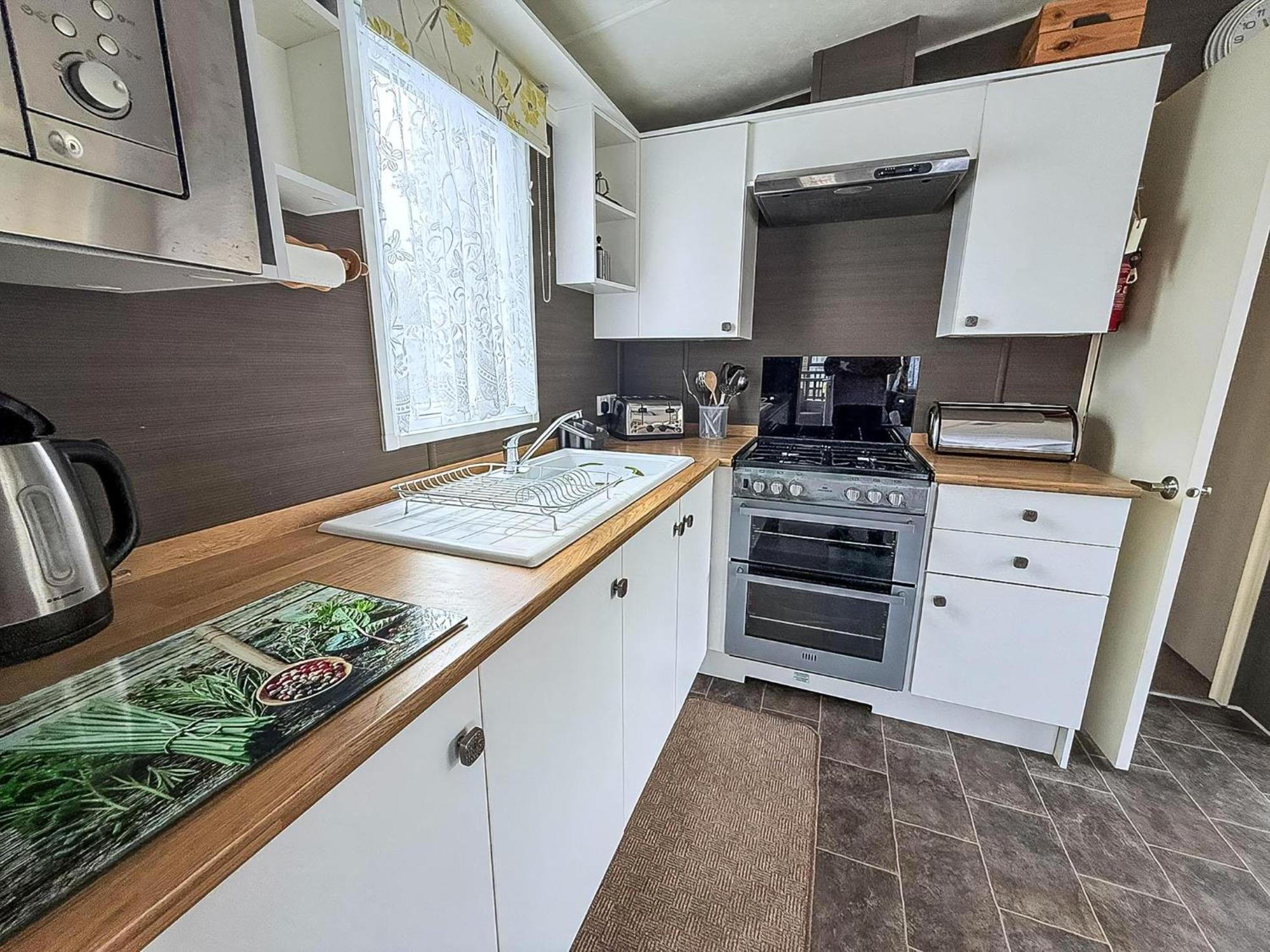 Brilliant Caravan With A Partial Sea View In Suffolk Ref 32026Az Lowestoft Exteriör bild