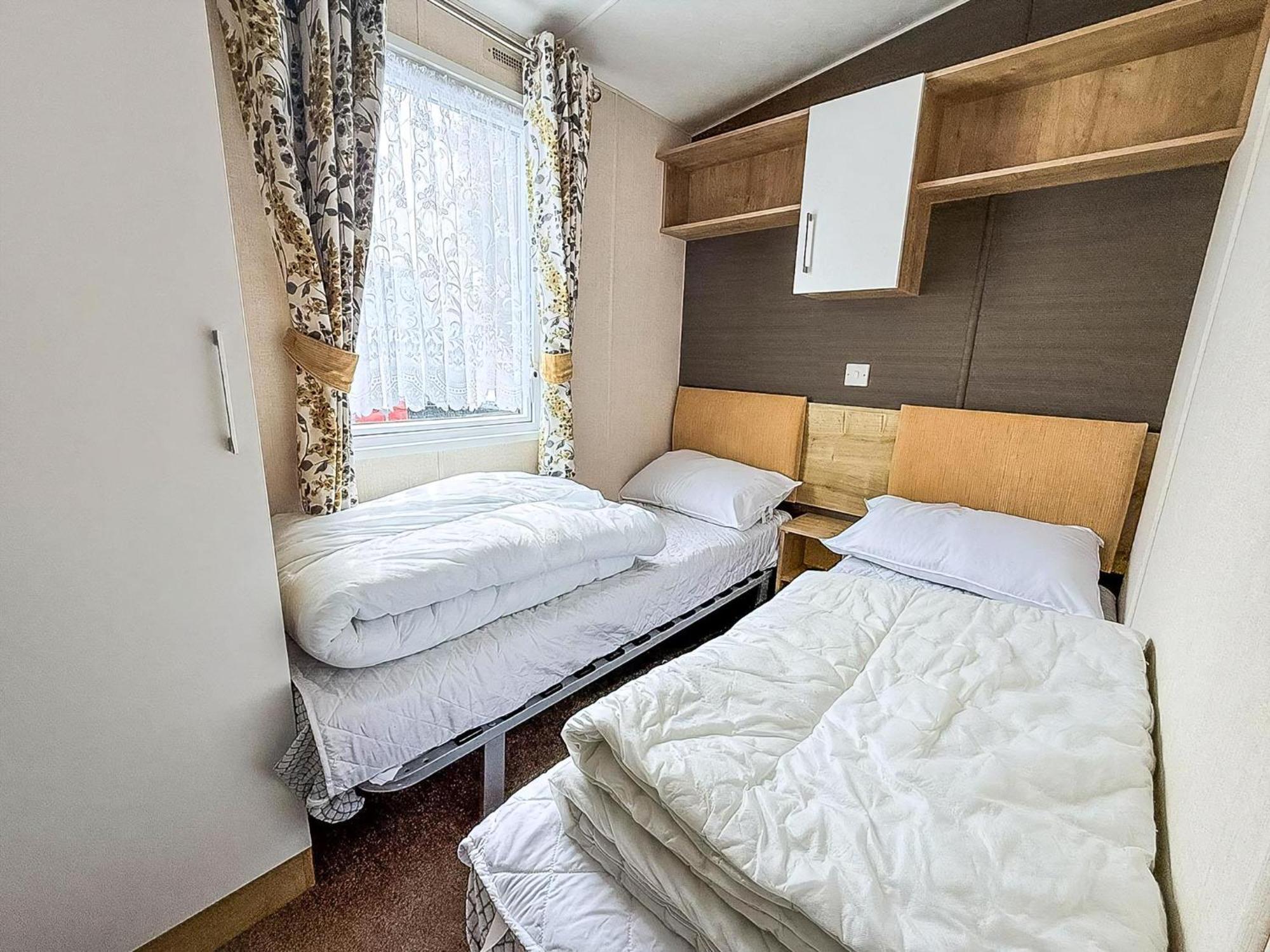 Brilliant Caravan With A Partial Sea View In Suffolk Ref 32026Az Lowestoft Exteriör bild